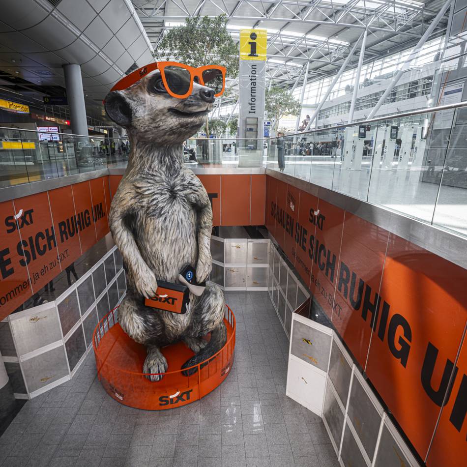 Acht Meter, zwei Tonnen: Das größte Erdmännchen der Welt steht jetzt am Flughafen Düsseldorf