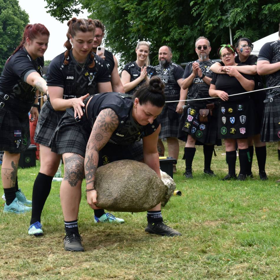 Highland Games in Oekoven: Wo Steine gestoßen und Baumstämme geworfen werden