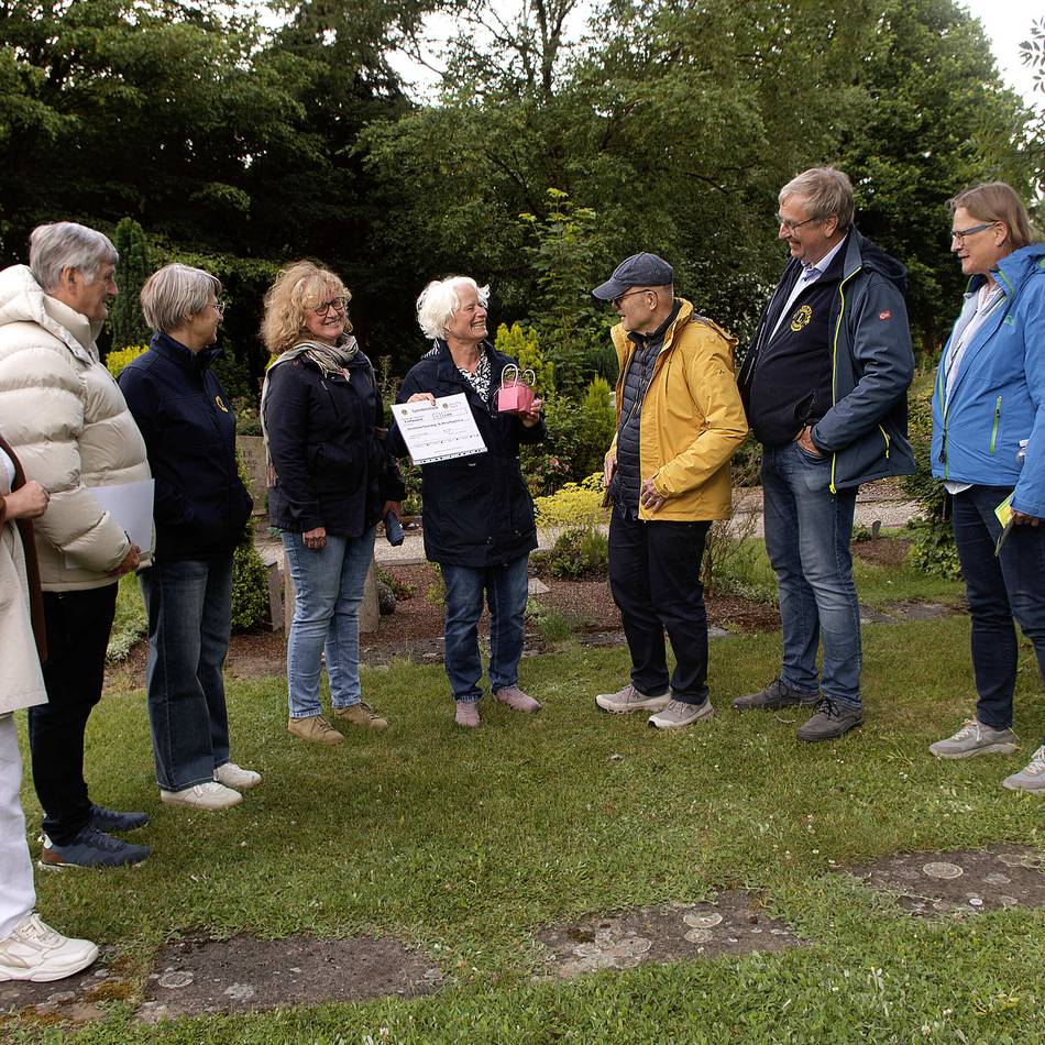 Lions-Club Xanten spendet 5000 Euro: Sonsbecks Friedhof soll Kinderspielecke bekommen