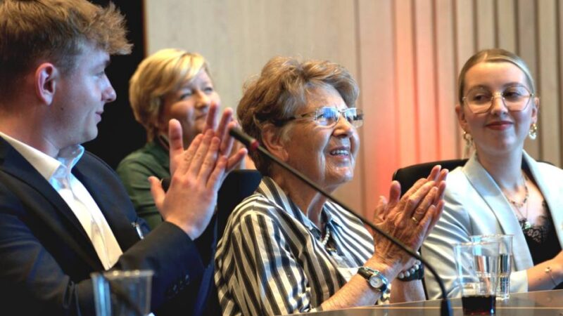 Preisverleihung im Landtag: Pascal-Gymnasium und Haus St. Martinus erhalten Preis für gemeinsames Projekt