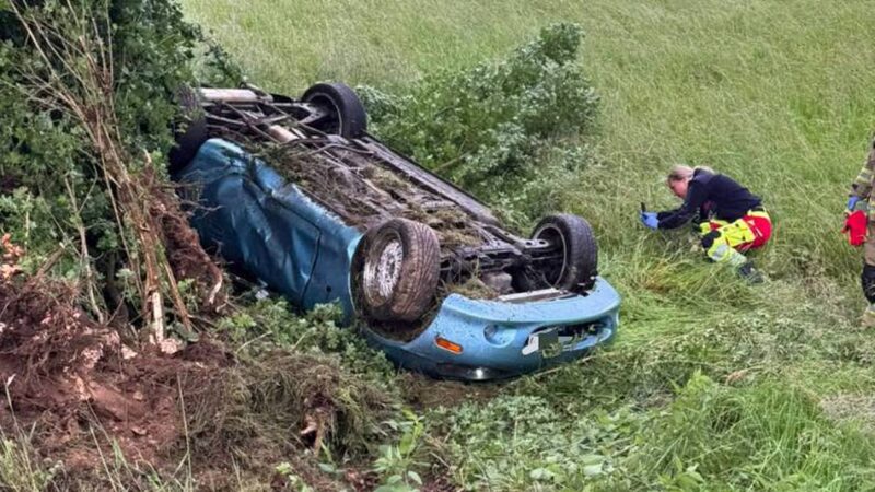 Schwerer Unfall in Wermelskirchen: Auto überschlägt sich – Fahrer schwer verletzt