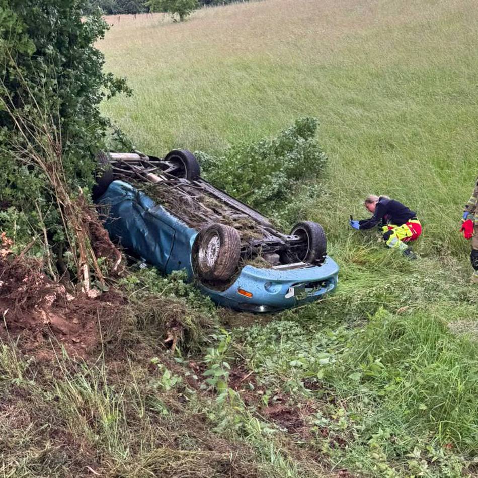 Schwerer Unfall in Wermelskirchen: Auto überschlägt sich – Fahrer schwer verletzt