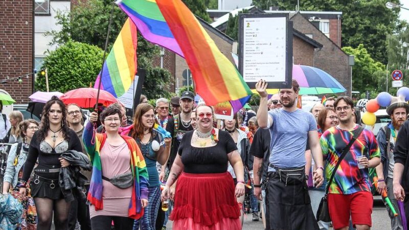 Pride in Grevenbroich-Kapellen: Wenn zum ersten Mal ein „Mini-CSD“ durchs Dorf zieht …