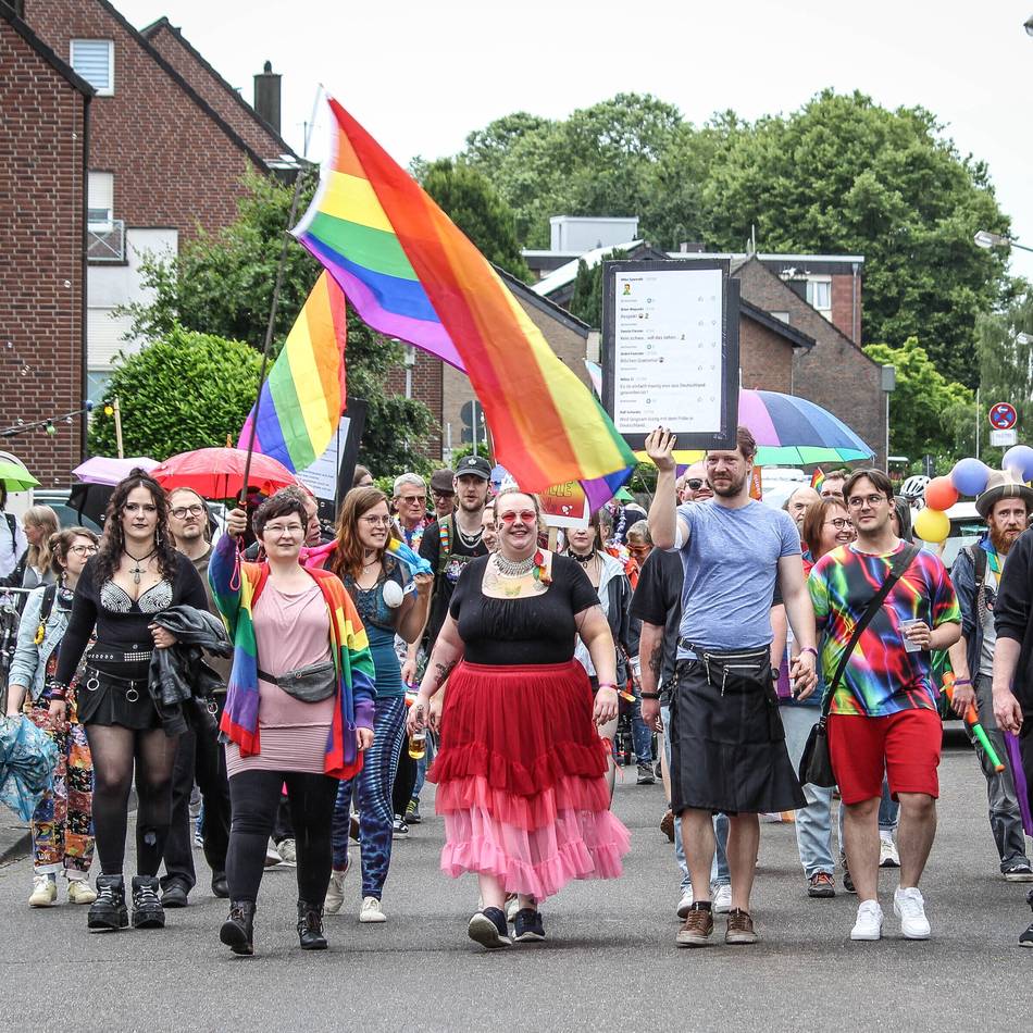 Pride in Grevenbroich-Kapellen: Wenn zum ersten Mal ein „Mini-CSD“ durchs Dorf zieht …