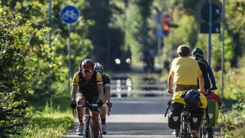 Mitten in der Nacht: Drei Männer attackieren Radfahrer auf Europaradweg in Kleve