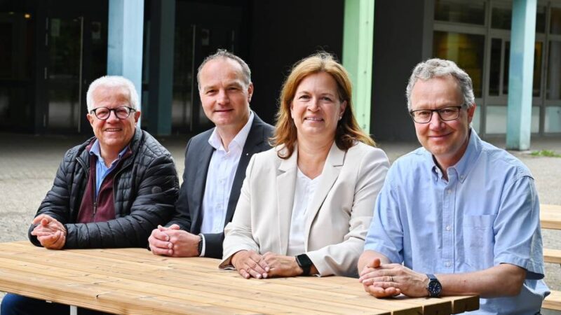 Schule in Radevormwald: THG weiht neue Sitzgarnituren auf dem Schulhof ein