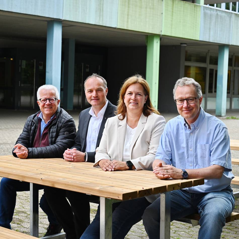 Schule in Radevormwald: THG weiht neue Sitzgarnituren auf dem Schulhof ein