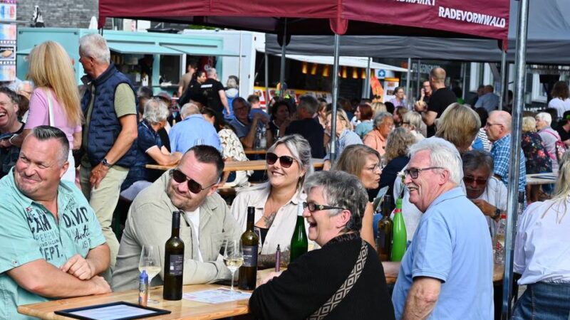 Marktplatz in Radevormwald: Der Aufbau für das Weinfest läuft