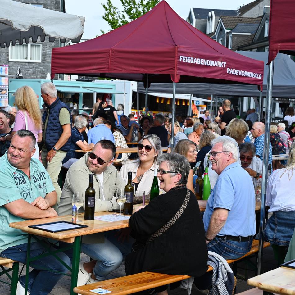 Marktplatz in Radevormwald: Der Aufbau für das Weinfest läuft
