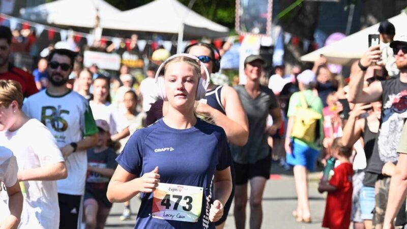 Mittsommernachtslauf in Dhünn: Im Ziel lockt die Abkühlung
