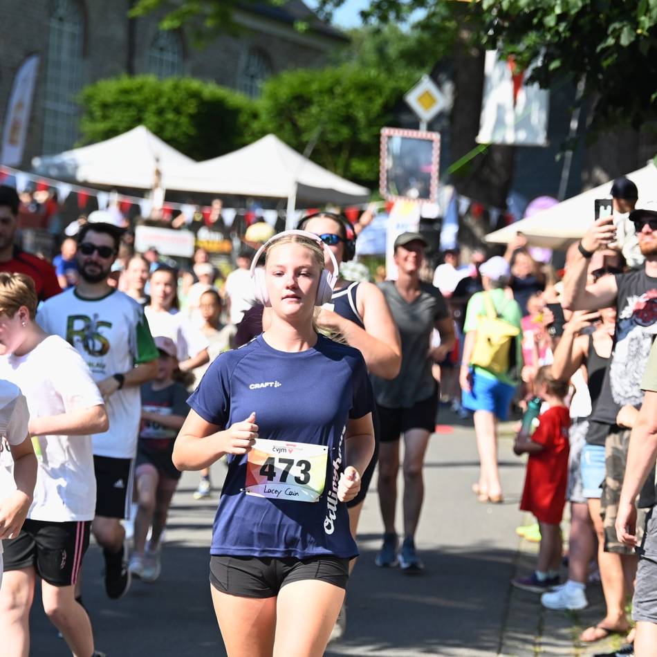 Mittsommernachtslauf in Dhünn: Im Ziel lockt die Abkühlung