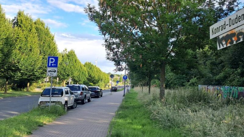 „Kiss & Go-Zone“ wird verlegt: Schulweg an der Jüchener Stadionstraße soll sicherer werden