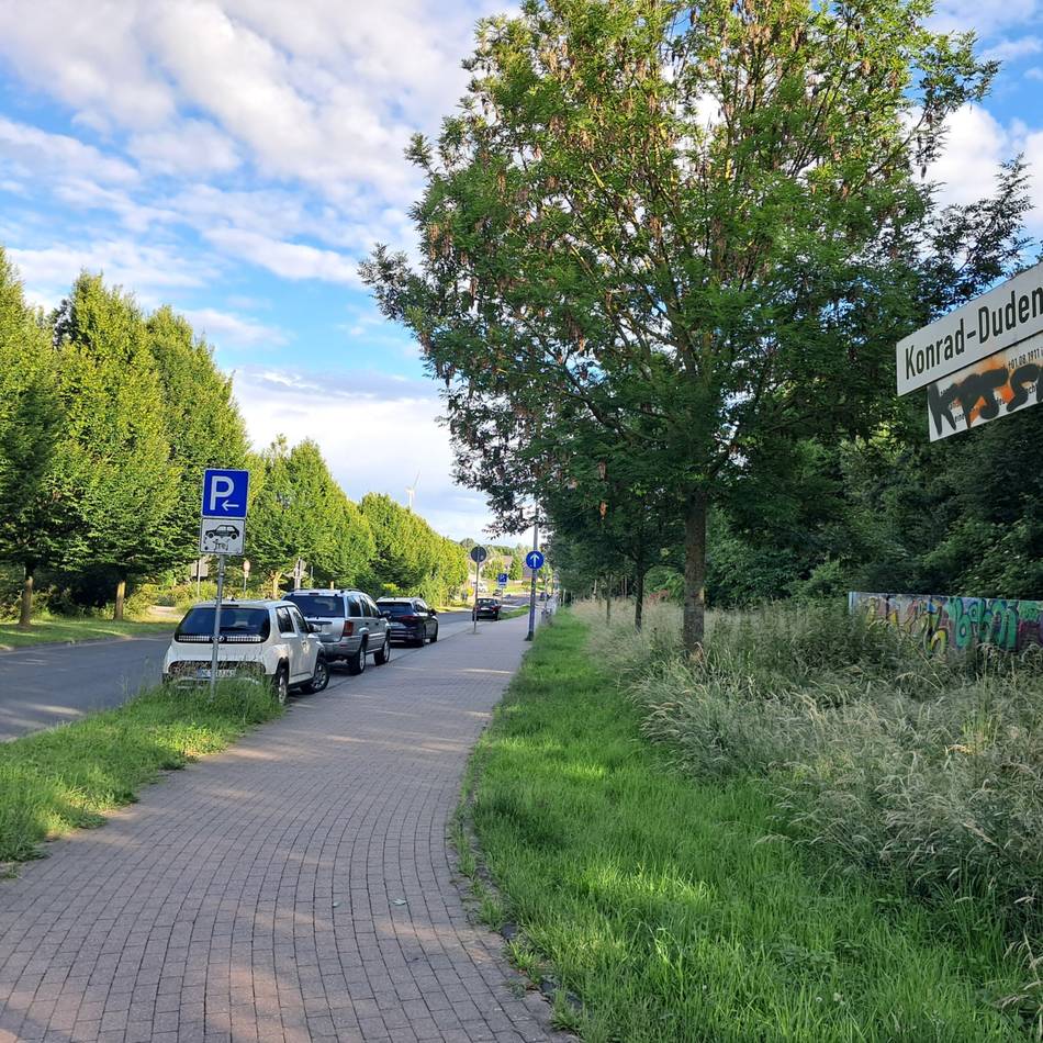 „Kiss & Go-Zone“ wird verlegt: Schulweg an der Jüchener Stadionstraße soll sicherer werden
