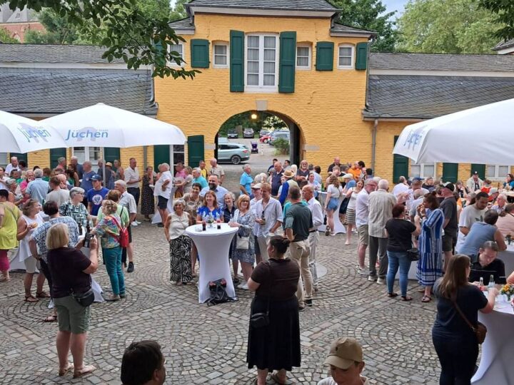 Veranstaltung für Ehrenamtliche in Jüchen: 300 Besucher feiern im Haus Katz ihr Sommerfest
