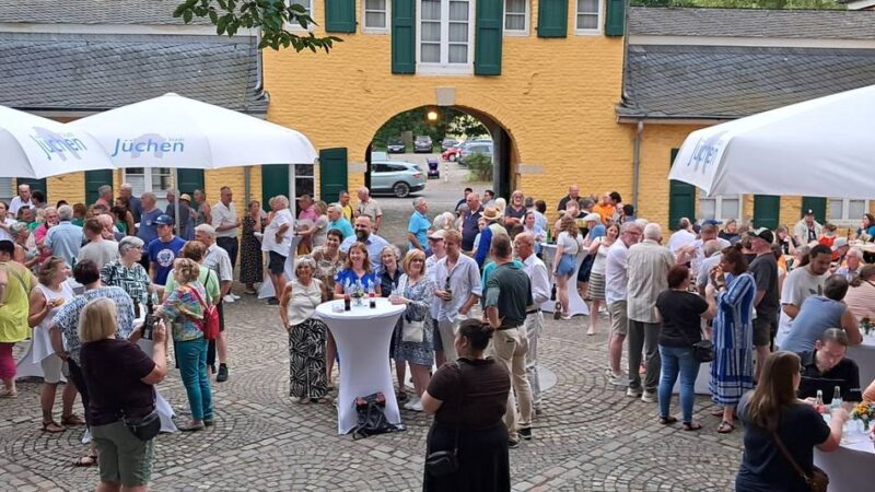 Veranstaltung für Ehrenamtliche in Jüchen: 300 Besucher feiern im Haus Katz ihr Sommerfest