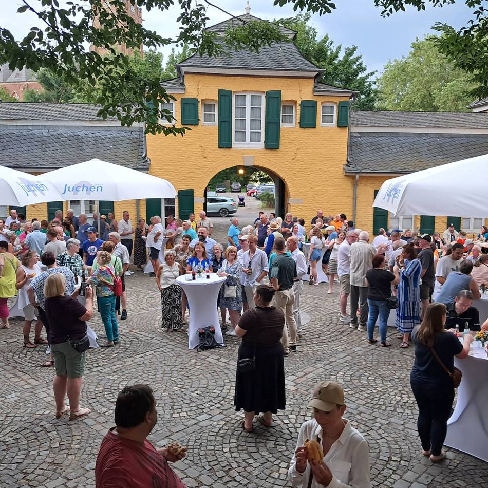 Veranstaltung für Ehrenamtliche in Jüchen: 300 Besucher feiern im Haus Katz ihr Sommerfest