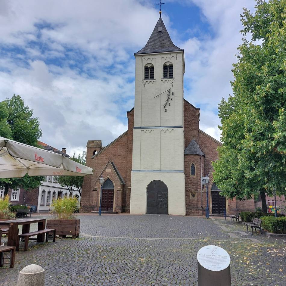 Kirchplatz in Osterath: Musikverein lädt zu Open-Air-Konzert im Kerzenschein