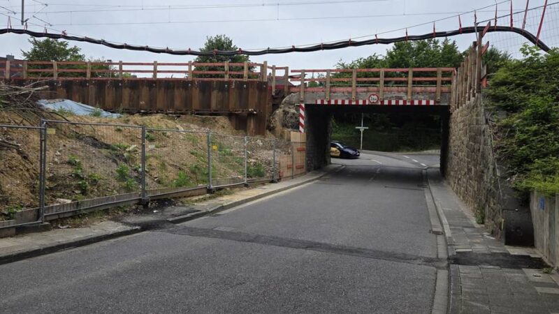 Sperrungen bis Jahresende: Arbeiten an Eisenbahnbrücke gehen weiter
