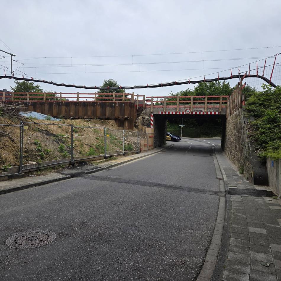 Sperrungen bis Jahresende: Arbeiten an Eisenbahnbrücke gehen weiter