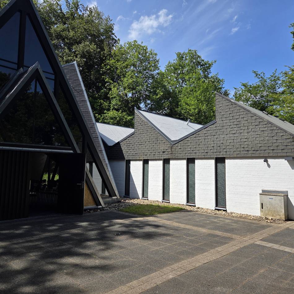 56 Urnenkammern: Neues Kolumbarium auf dem Gerderather Waldfriedhof