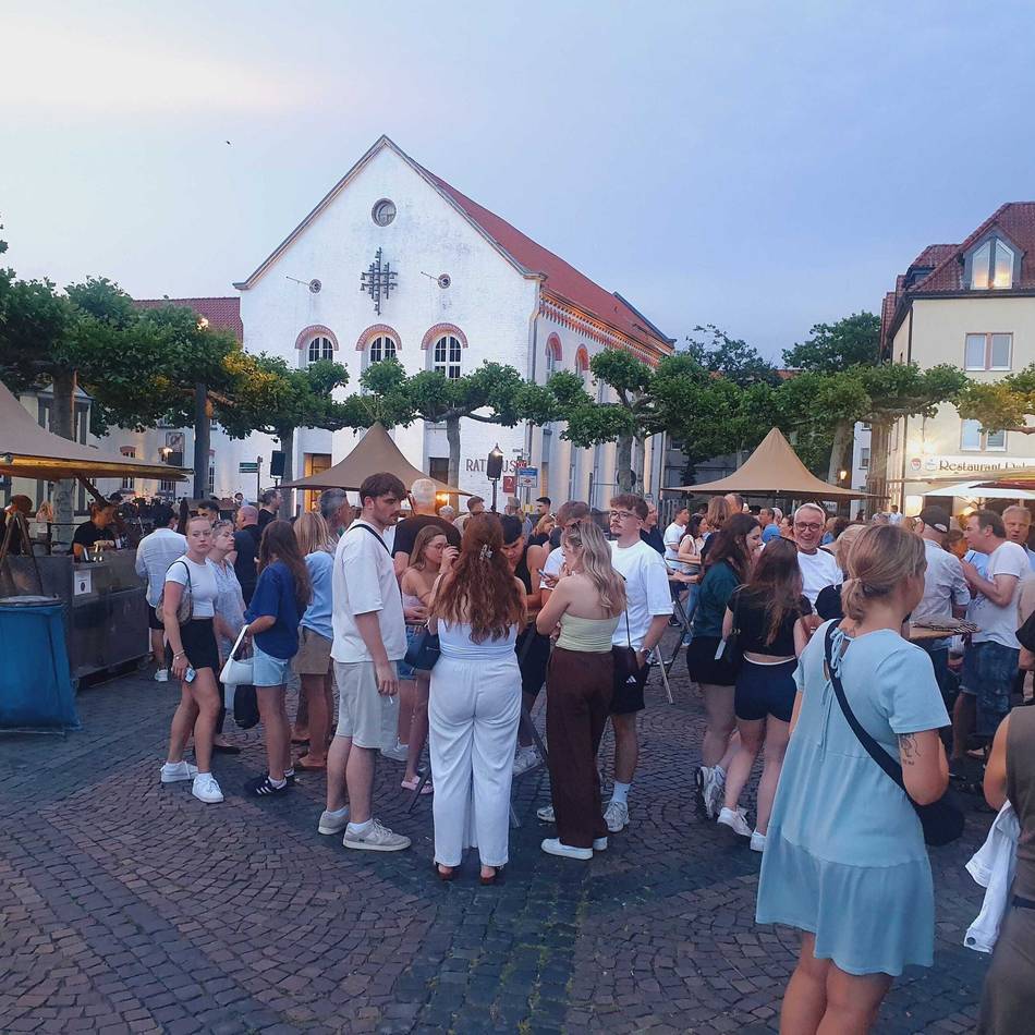 Fest mit Altstadtmarkt bei 35 Grad: Hitze lähmt Xantens Mittsommernacht