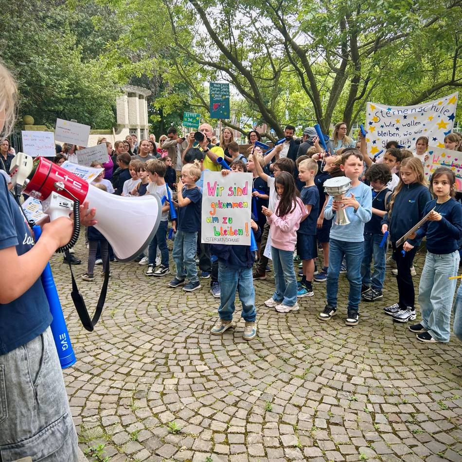 Kinder demonstrieren gegen Schulschließung: „Wir kämpfen für diese Schule, weil es eine wunderschöne Schule ist“