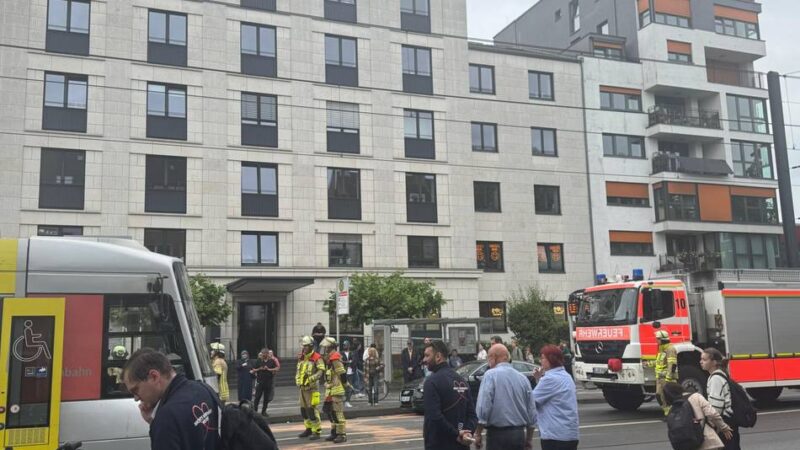 Rheinbahn-Unfall in Düsseldorf: Auto und U-Bahn stoßen zusammen – wichtige Kreuzung blockiert