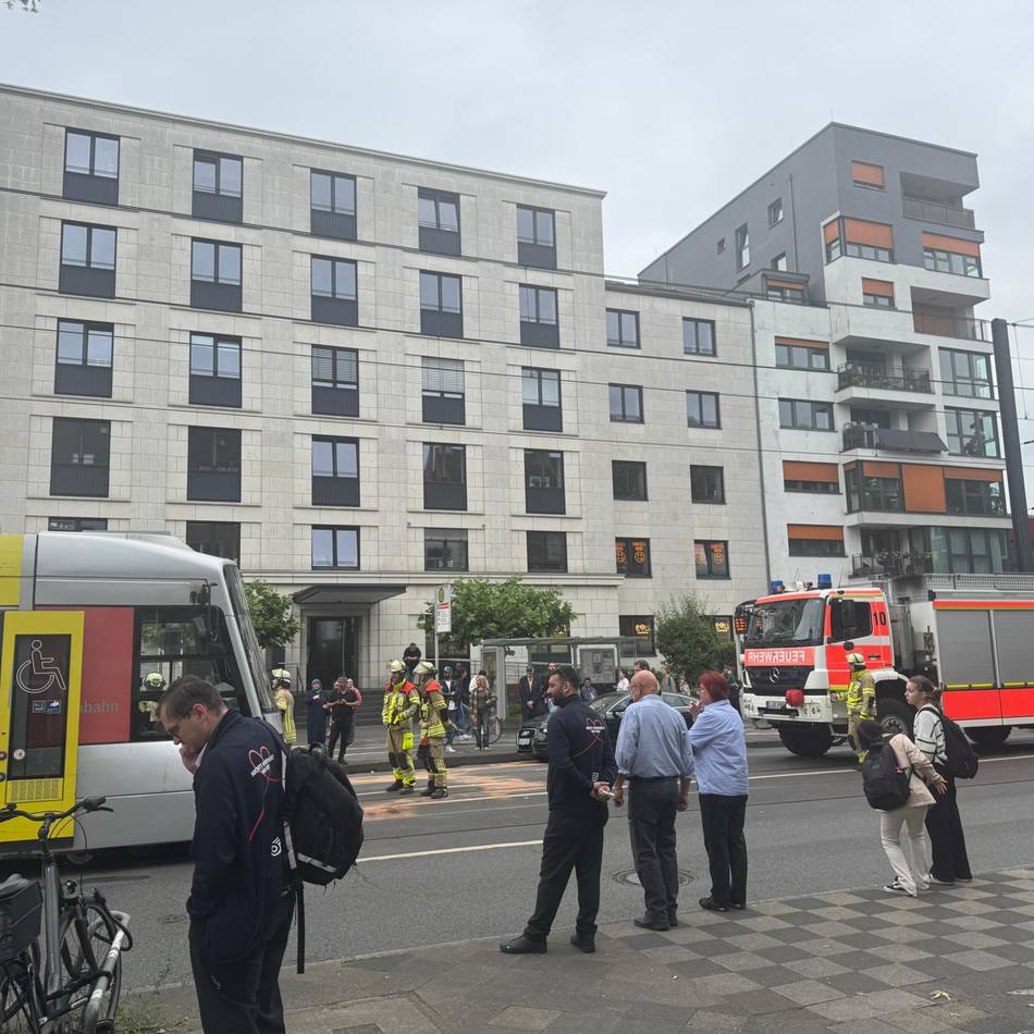 Rheinbahn-Unfall in Düsseldorf: Auto und U-Bahn stoßen zusammen – wichtige Kreuzung blockiert