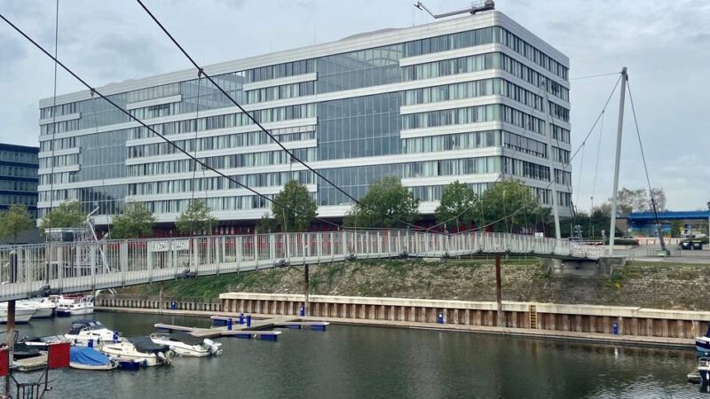 Innenhafen Duisburg: Mann springt von der „Buckelbrücke“ – Bergung nach 40 Minuten