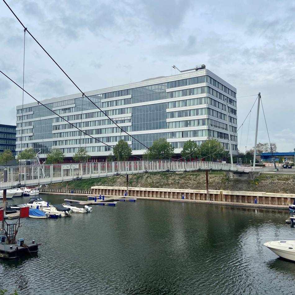Innenhafen Duisburg: Mann springt von der „Buckelbrücke“ – Bergung nach 40 Minuten