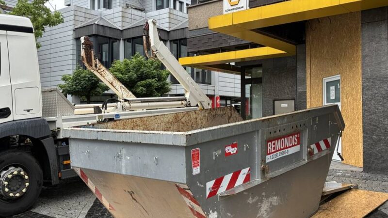 Nach Geldautomaten-Sprengung in Wermelskirchen: Commerzbank-Kunden dürfen bald an ihre Schließfächer