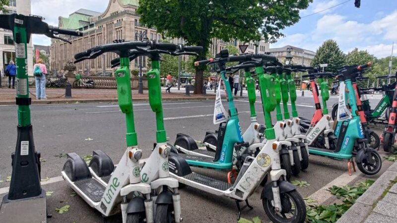 Verkehr in Düsseldorf : Mehr Unfälle mit E-Scootern – „Junge Menschen sind davon ein Leben lang betroffen“