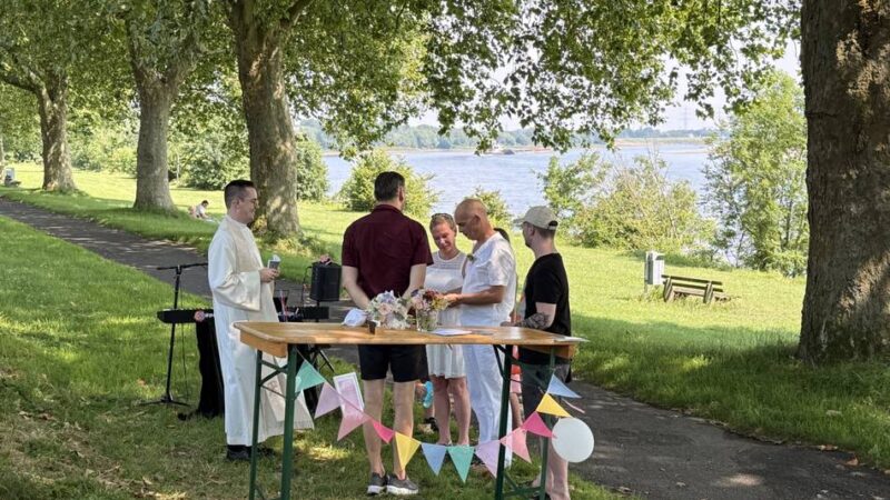 2. Pop-up-Hochzeit in Voerde: Herz-Tattoos, zwei Täuflinge und rund 70 glückliche Paare