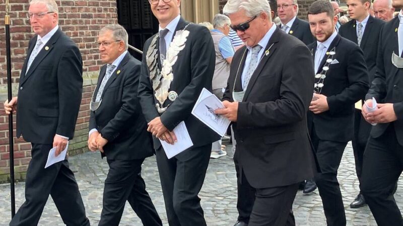 Fronleichnamsprozession in Korschenbroich-Glehn: Glehner Bruderschaftskönig aus Steinforth-Rubbelrath