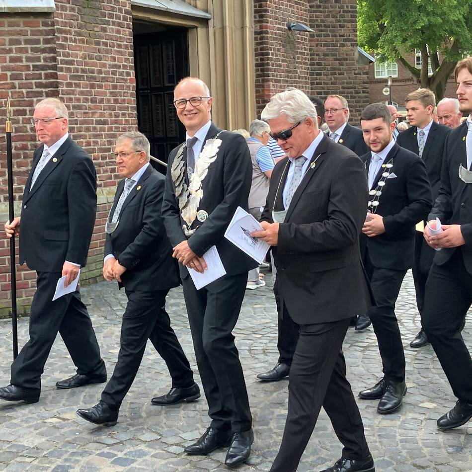 Fronleichnamsprozession in Korschenbroich-Glehn: Glehner Bruderschaftskönig aus Steinforth-Rubbelrath