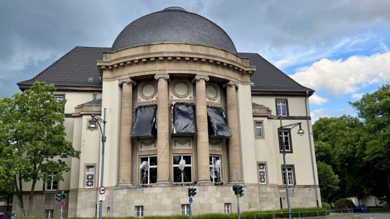 Prozess vor dem Landgericht Krefeld: Angeklagte sollen Mann über Monate gefangengehalten haben