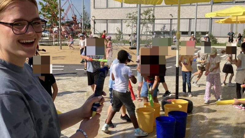 Grundschule in Hamminkeln: Eincremen, viel trinken, im Schatten spielen – So schön können Pausen bei Hitze sein