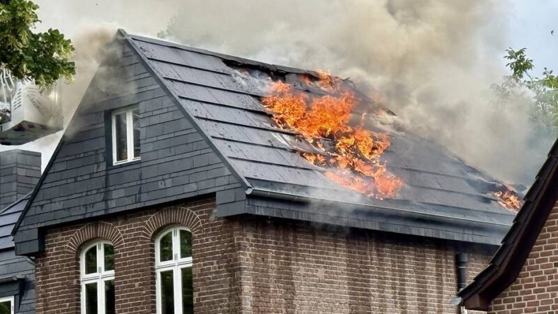 Solarziegel in Flammen: Großeinsatz der Feuerwehr an der Materborner Allee in Kleve