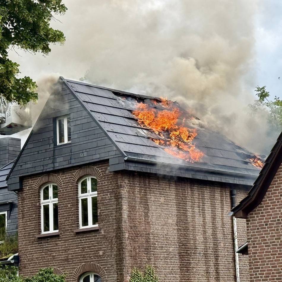 Solarziegel in Flammen: Großeinsatz der Feuerwehr an der Materborner Allee in Kleve