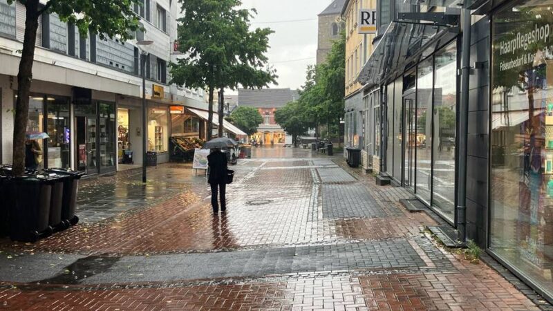 Gewitter über der Stadt: Starkregen flutet kurzzeitig Straßen in Hilden