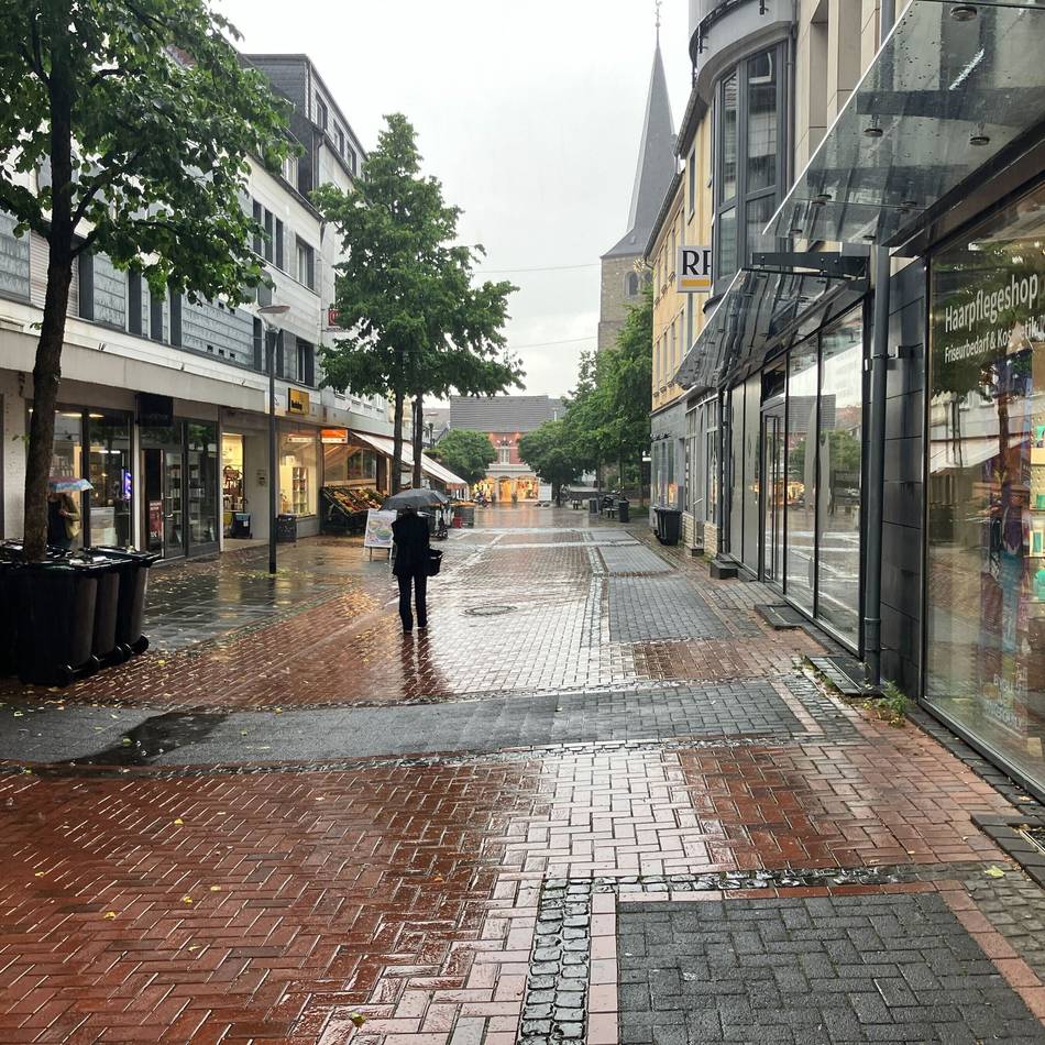 Gewitter über der Stadt: Starkregen flutet kurzzeitig Straßen in Hilden