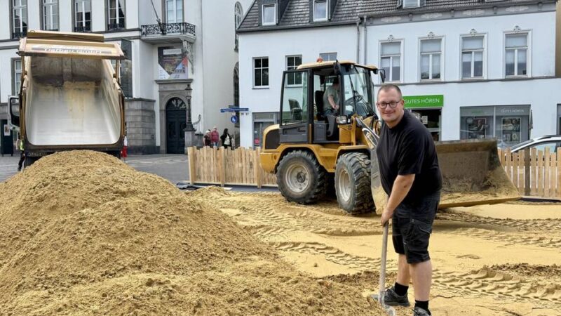 60 Tonnen angeliefert: Der Klever Koekkoekplatz wird zur Sandfläche
