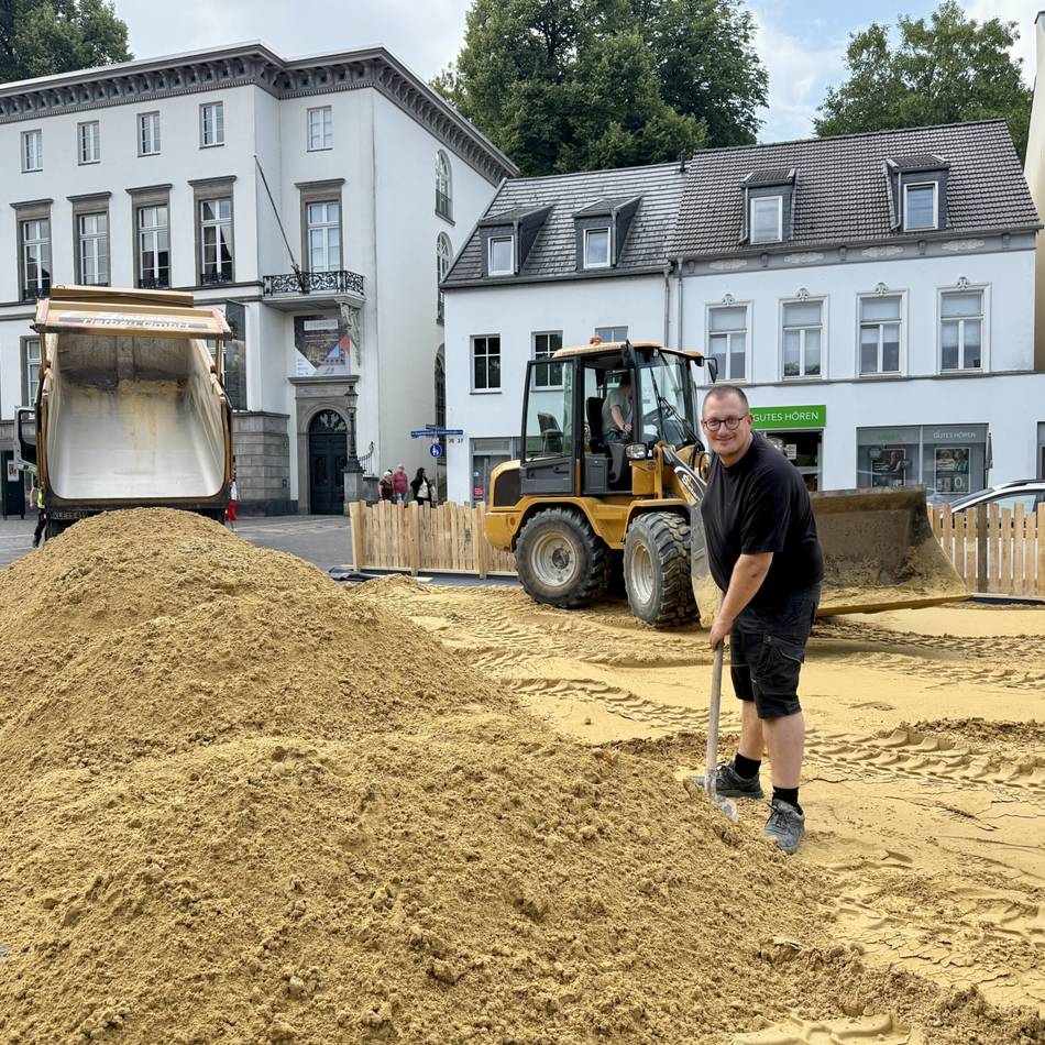 60 Tonnen angeliefert: Der Klever Koekkoekplatz wird zur Sandfläche