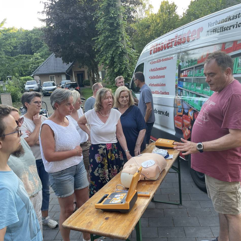 Für Notfälle in Kranenburg: Neuer Defibrillator soll Leben in Frasselt retten