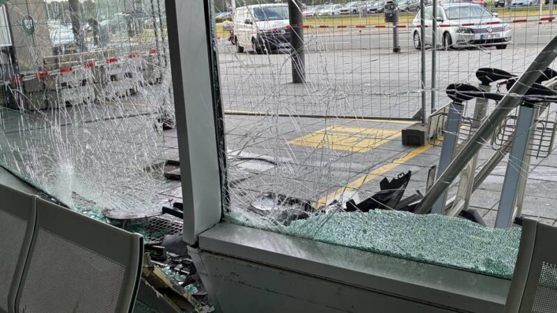 Nach dem spektakulären Unfall am Airport Weeze: Nach Autocrash am Flughafen – Sachschaden wohl im sechsstelligen Bereich