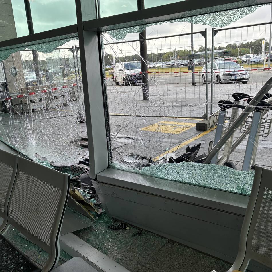 Nach dem spektakulären Unfall am Airport Weeze: Nach Autocrash am Flughafen – Sachschaden wohl im sechsstelligen Bereich