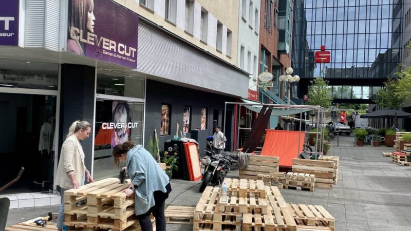 Projekt in Mönchengladbach: Mobile Sitzinseln und Blumenbeete für die untere Hindenburgstraße