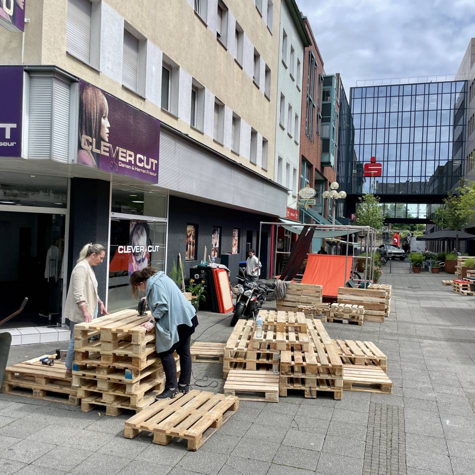 Projekt in Mönchengladbach: Mobile Sitzinseln und Blumenbeete für die untere Hindenburgstraße