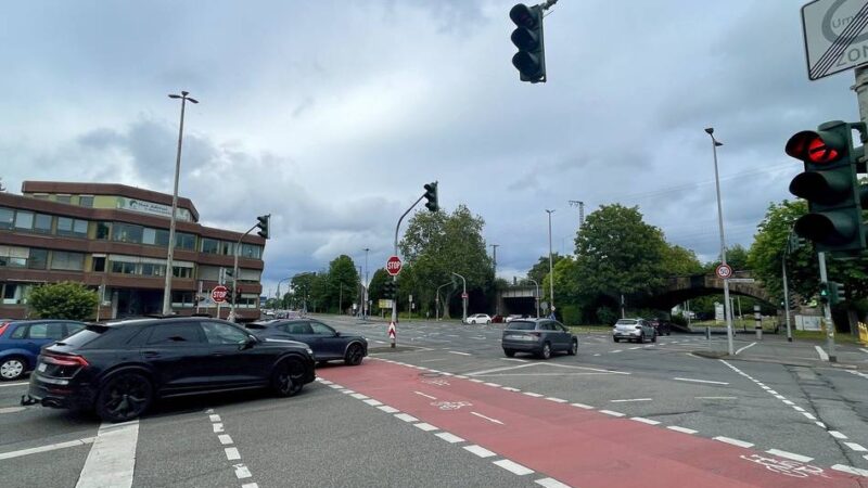 Unfallflucht in Mönchengladbach: Schwangere bei Sturz in Bus schwer verletzt – Zeugensuche