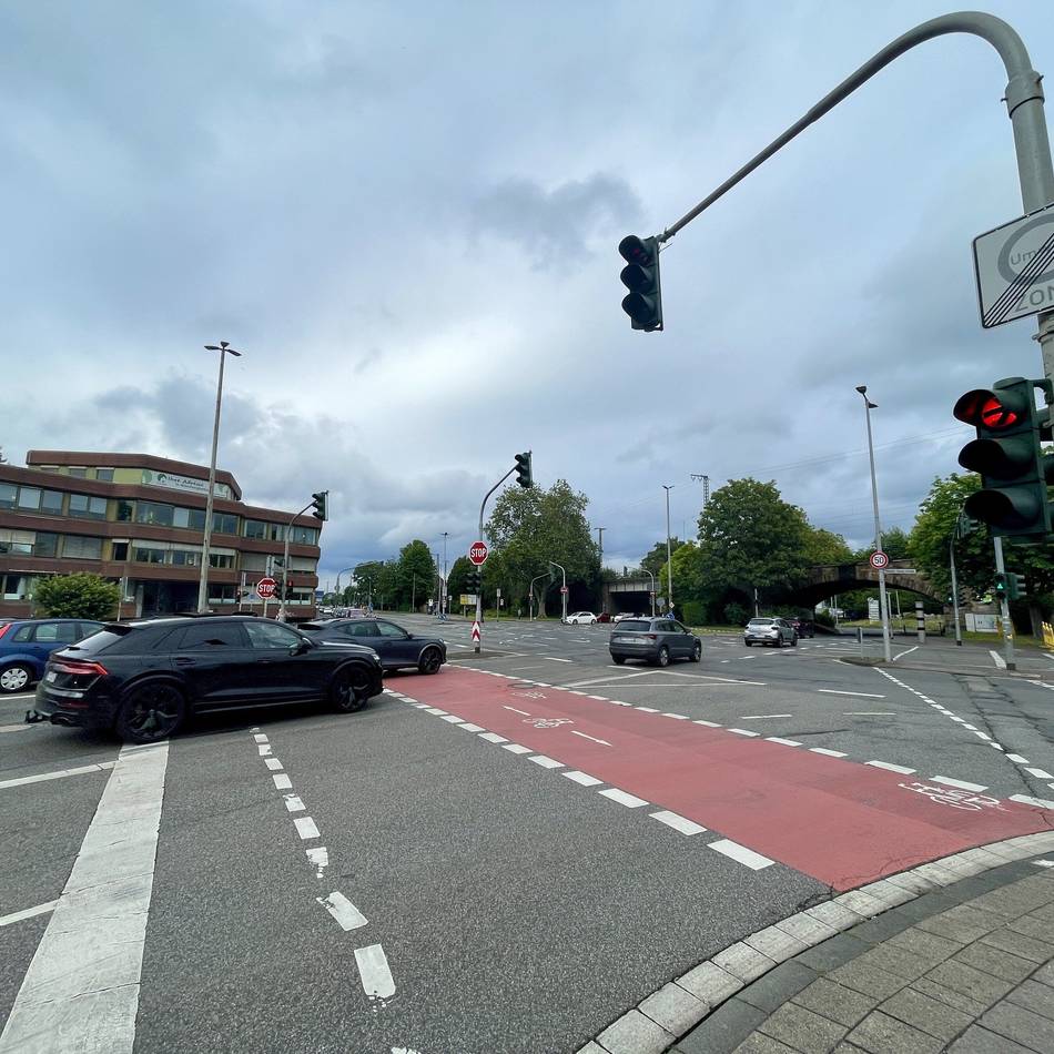 Unfallflucht in Mönchengladbach: Schwangere bei Sturz in Bus schwer verletzt – Zeugensuche